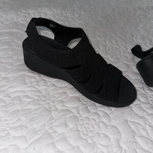 NWT Sketcher Luxe foam heeled sandals black